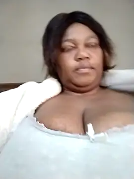 Snapshot of MATUREBUSSTY chatting on October 1, 2025, 5:01 am MATUREBUSSTY online show from October 1, 2025, 5:01 am