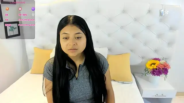 thaliia gomez online show from March 7, 2025, 7:05 pm