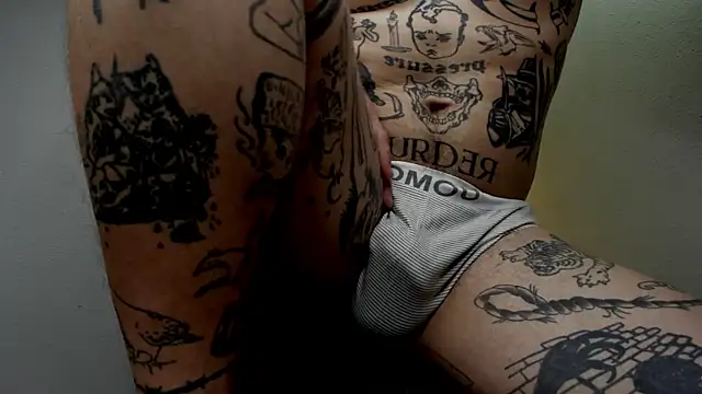 Snapshot of layneinchains chatting on October 4, 2025, 11:12 am layneinchains online show from October 4, 2025, 11:12 am