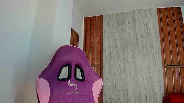 Alika01 online show from October 3, 2025, 1:34 pm