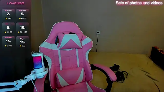 Snapshot of SaraXray chatting on September 8, 2025, 3:44 pm SaraXray online show from September 8, 2025, 3:44 pm