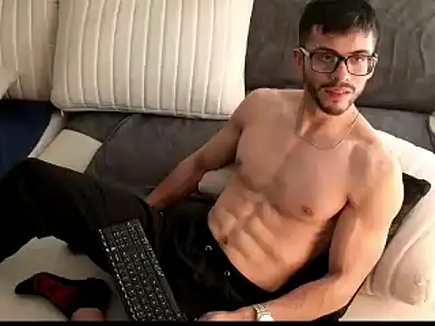 Snapshot of Phantom_Bigger1 chatting on December 17, 2025, 2:22 pm Phantom Bigger1 online show from December 17, 2025, 2:22 pm