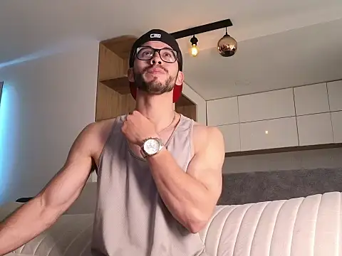 Snapshot of Phantom_Bigger1 chatting on January 6, 2026, 8:13 pm Phantom Bigger1 online show from January 6, 2026, 8:13 pm