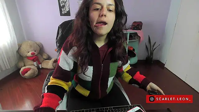 Scarletleon77 online show from January 23, 2025, 4:04 pm