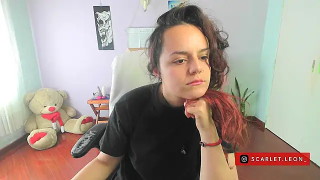 Scarletleon77 online show from January 17, 2025, 4:04 pm