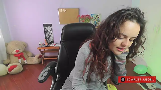 Scarletleon77 online show from December 4, 2024, 2:42 pm