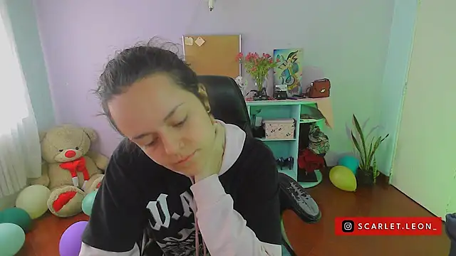 Scarletleon77 online show from December 6, 2024, 2:55 pm