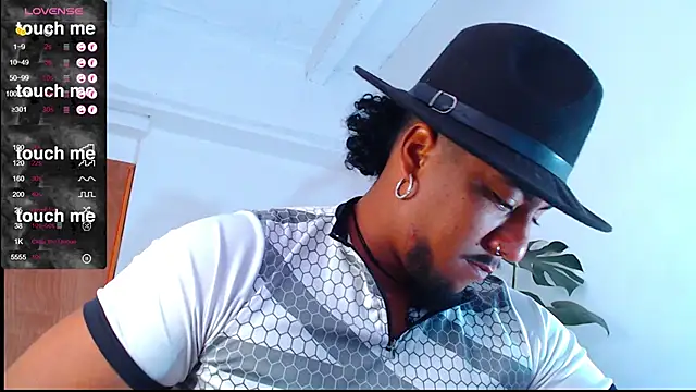 yosoy enzo2020 online show from February 25, 2025, 1:10 pm