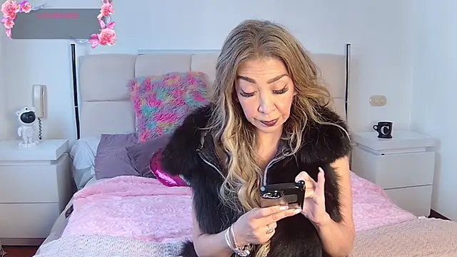 Snapshot of EvelinaGrey chatting on October 7, 2025, 2:29 pm EvelinaGrey online show from October 7, 2025, 2:29 pm