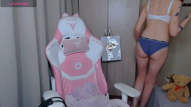 Snapshot of LeahGottty chatting on October 9, 2025, 10:32 pm LeahGottty online show from October 9, 2025, 10:32 pm