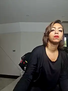 Snapshot of QueenTricks1 chatting on October 15, 2025, 8:22 am QueenTricks1 online show from October 15, 2025, 8:22 am