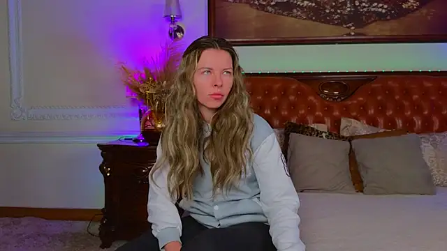 Real Tini online show from November 17, 2025, 6:06 am