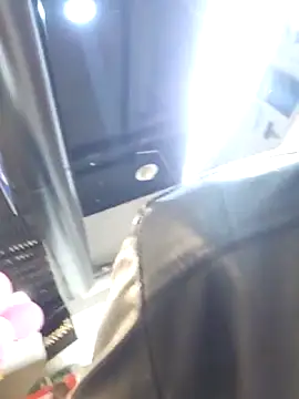 Erza-Scarlett online show from October 17, 2025, 5:04 pm