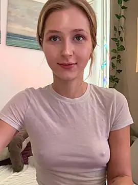 Snapshot of LunaRase chatting on October 17, 2025, 9:45 am LunaRase online show from October 17, 2025, 9:45 am