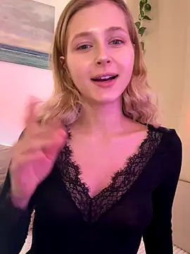 Snapshot of LunaRase chatting on October 16, 2025, 11:07 am LunaRase online show from October 16, 2025, 11:07 am