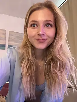 Snapshot of LunaRase chatting on October 5, 2025, 9:11 am LunaRase online show from October 5, 2025, 9:11 am