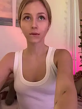 Snapshot of LunaRase chatting on September 22, 2025, 10:43 am LunaRase online show from September 22, 2025, 10:43 am