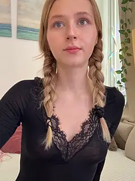 Snapshot of LunaRase chatting on October 8, 2025, 10:50 am LunaRase online show from October 8, 2025, 10:50 am