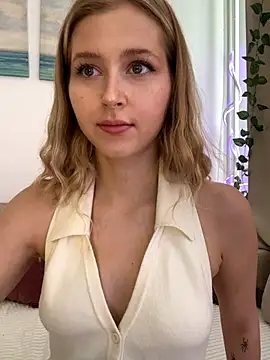 Snapshot of LunaRase chatting on October 7, 2025, 9:32 am LunaRase online show from October 7, 2025, 9:32 am