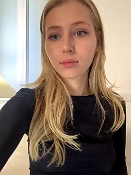 Snapshot of LunaRase chatting on September 28, 2025, 10:22 am LunaRase online show from September 28, 2025, 10:22 am