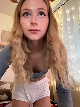 LunaRase online show from December 21, 2025, 10:50 am