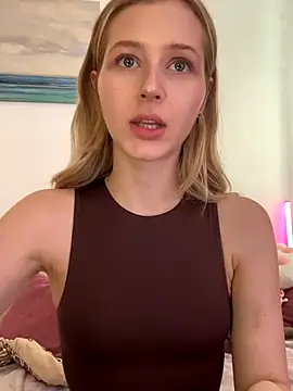 Snapshot of LunaRase chatting on October 3, 2025, 11:23 am LunaRase online show from October 3, 2025, 11:23 am