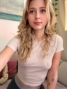 Snapshot of LunaRase chatting on October 19, 2025, 9:12 am LunaRase online show from October 19, 2025, 9:12 am