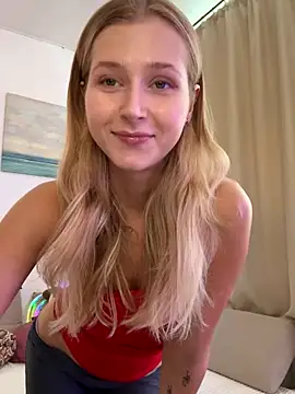 Snapshot of LunaRase chatting on October 11, 2025, 12:28 pm LunaRase online show from October 11, 2025, 12:28 pm