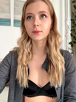 Snapshot of LunaRase chatting on October 9, 2025, 8:37 am LunaRase online show from October 9, 2025, 8:37 am