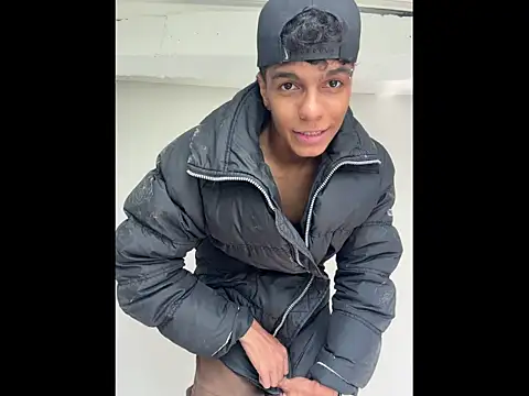 Snapshot of james_dreams_ chatting on April 3, 2026, 6:47 pm james dreams online show from April 3, 2026, 6:47 pm