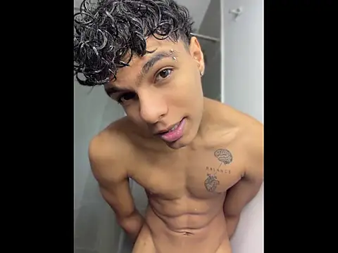 Snapshot of james_dreams_ chatting on May 15, 2026, 11:25 pm james dreams online show from May 15, 2026, 11:25 pm