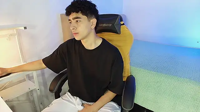 Snapshot of _nickconnor01 chatting on October 12, 2025, 8:32 pm nickconnor01 online show from October 12, 2025, 8:32 pm