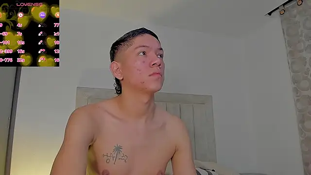 Snapshot of JulianRose_1 chatting on October 12, 2025, 8:37 am JulianRose 1 online show from October 12, 2025, 8:37 am