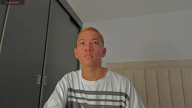 Snapshot of JulianRose_1 chatting on October 29, 2025, 11:42 am JulianRose 1 online show from October 29, 2025, 11:42 am