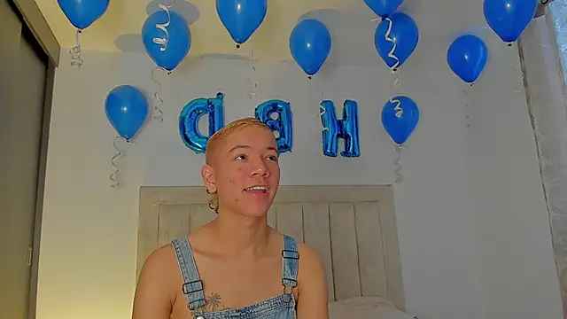 Snapshot of JulianRose_1 chatting on October 13, 2025, 11:34 am JulianRose 1 online show from October 13, 2025, 11:34 am