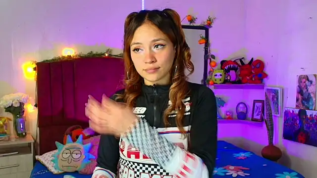 alisson zafiro  online show from February 12, 2026, 3:17 am