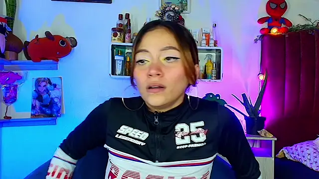 alisson zafiro  online show from March 15, 2026, 3:24 am