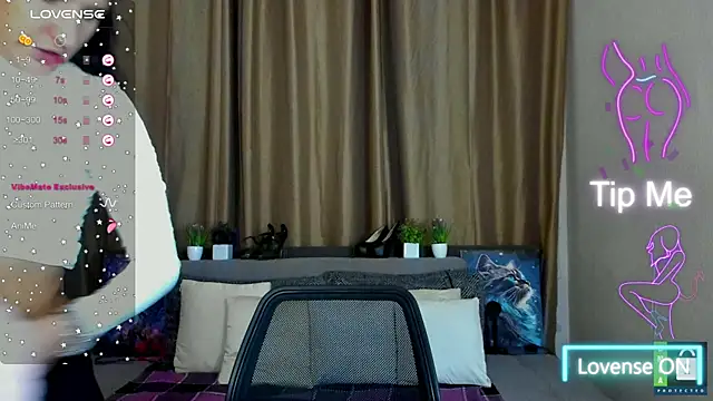 Snapshot of Alianna_Solo_Kisses chatting on October 30, 2025, 12:14 pm Alianna Solo Kisses online show from October 30, 2025, 12:14 pm