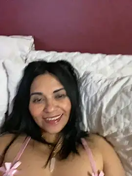 Snapshot of paolagomez_ chatting on February 20, 2025, 10:27 am paolagomez  online show from February 20, 2025, 10:27 am