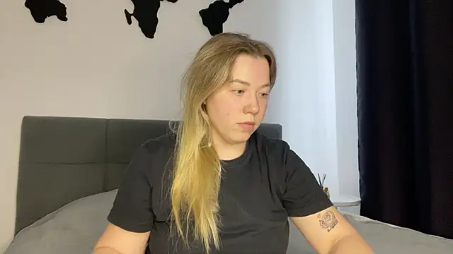 Embersweetbunny online show from February 18, 2025, 2:27 pm