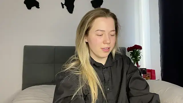 Embersweetbunny online show from February 12, 2025, 3:49 pm