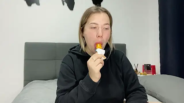 Embersweetbunny online show from February 3, 2025, 3:17 pm