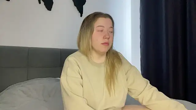 Embersweetbunny online show from February 18, 2025, 8:16 am