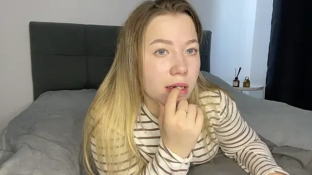 Embersweetbunny online show from February 20, 2025, 2:24 pm
