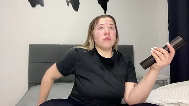 Embersweetbunny online show from February 17, 2025, 7:01 pm