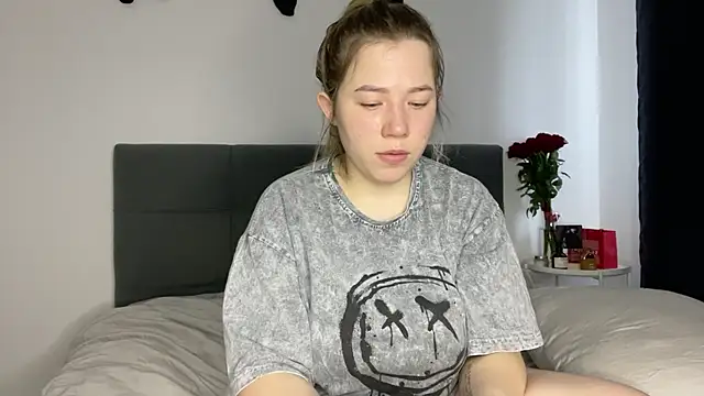 Embersweetbunny online show from February 11, 2025, 10:14 am