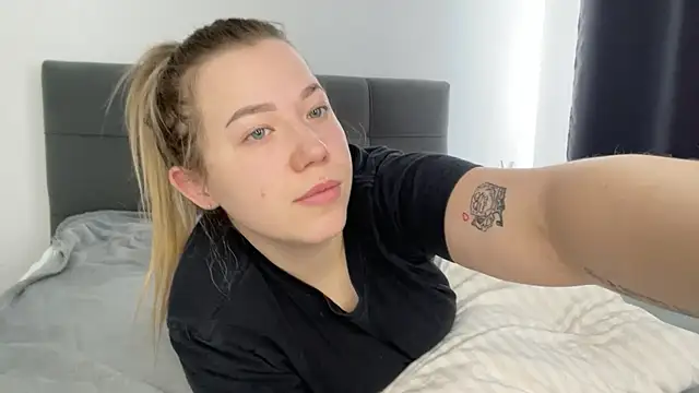 Embersweetbunny online show from February 19, 2025, 8:22 am