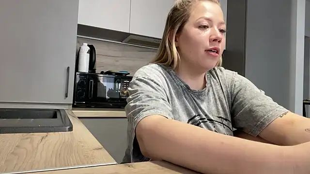 Embersweetbunny online show from November 18, 2025, 9:34 am