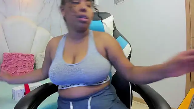 Snapshot of Lizzie_Williams_ chatting on October 26, 2025, 3:18 am Lizzie Williams  online show from October 26, 2025, 3:18 am