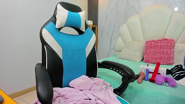 Snapshot of Lizzie_Williams_ chatting on October 19, 2025, 3:20 am Lizzie Williams  online show from October 19, 2025, 3:20 am